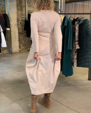 Veelzijdige jurk met ronde hals en lange mouwen in de kleur Wit voor dames in stijl ideaal voor de herfst.