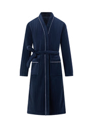 Comfortabele Effen Fleece-jas voor Heren - ideaal voor koude dagen. Deze luxueuze jas met handige zakken biedt ultiem comfort en warmte, zowel binnen- als buitenshuis. Gemaakt van warme fleece stof en voorzien van een eendelige kimono-stijl voor een vleugje stijl. Gemaakt van 100% polyestervezel voor een comfortabele pasvorm.