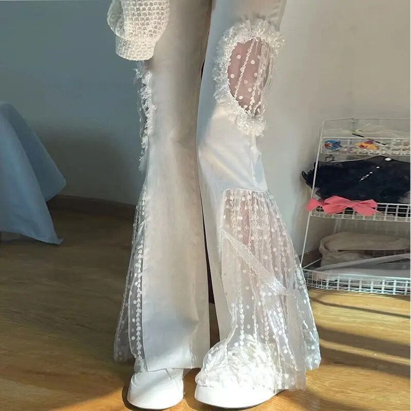 Viola | Flared broek | Hoge taille | Kantdetails in de kleur Wit voor in stijl ideaal voor de lente.