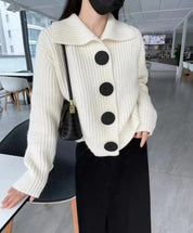 Wollen gevoerde draai kraag met knoop dames trui in de kleur Wit voor dames in Heritage stijl ideaal voor de herfst.