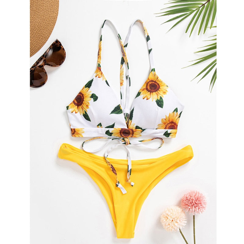 Zinda | Vrolijke & stijlvolle zonnebloem bikini in de kleur Geel voor dames in Beach stijl ideaal voor de zomer.
