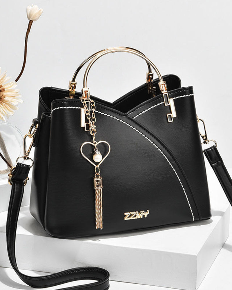 Alexandra | Tas met grote inhoud voor vrouwen in de kleur Zwart voor dames in stijl geschikt voor alle seizoenen.