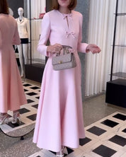 Arial | Effen kleur elegante jurk met strikken in de kleur Roze voor dames in stijl ideaal voor de herfst.