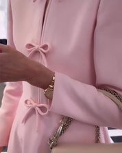 Arial | Effen kleur elegante jurk met strikken in de kleur Roze voor dames in stijl ideaal voor de herfst.