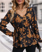 Autumn | Stylish blousje met V-hals in de kleur Zwart voor dames in stijl ideaal voor de herfst.