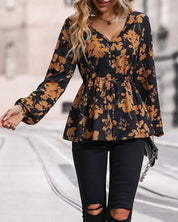 Autumn | Stylish blousje met V-hals in de kleur Zwart voor dames in stijl ideaal voor de herfst.