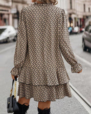 Camouflage bedrukte jurk met lange mouwen in de kleur Khaki voor dames in stijl ideaal voor de lente.