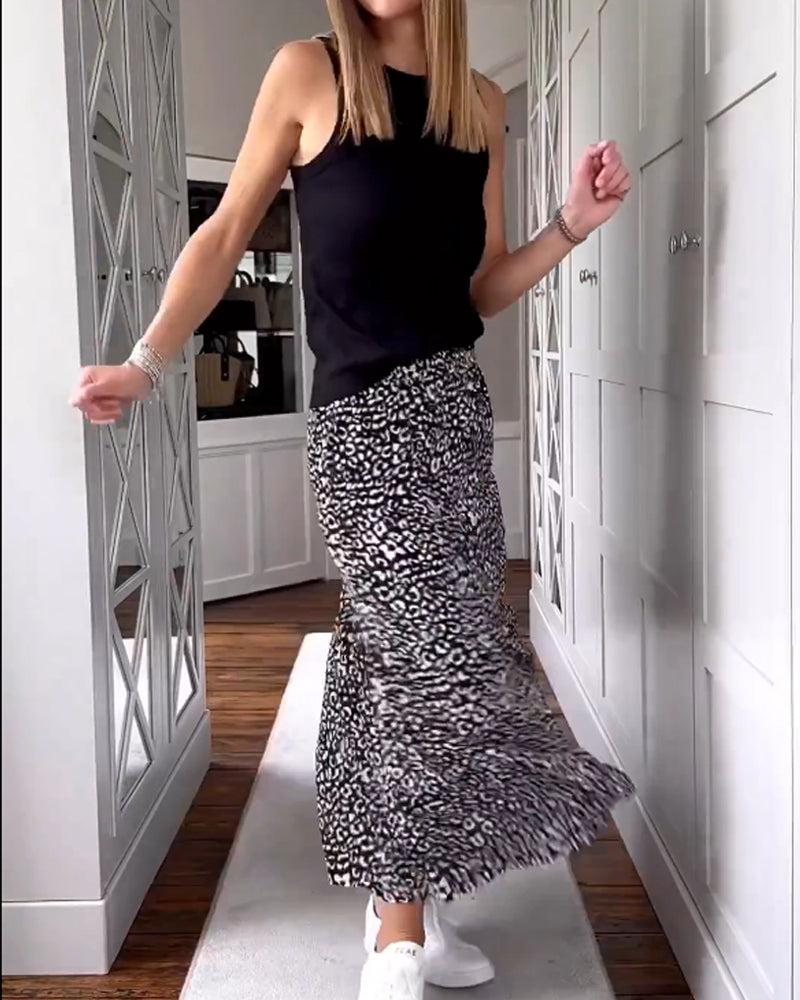 Casual bedrukte lange rok in de kleur Zwart voor dames in stijl ideaal voor de lente.