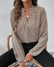 Casual Blouse met V-hals en print in de kleur Khaki voor dames in stijl ideaal voor de herfst.