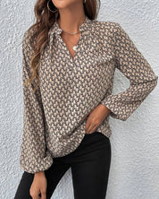 Casual Blouse met V-hals en print in de kleur Khaki voor dames in stijl ideaal voor de herfst.