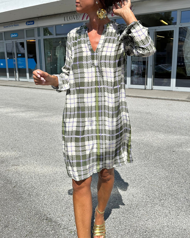 Casual jurk met V-hals en geruit patroon in de kleur Groen voor dames in stijl ideaal voor de herfst.