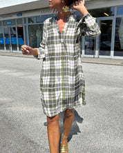 Casual jurk met V-hals en geruit patroon in de kleur Groen voor dames in stijl ideaal voor de herfst.