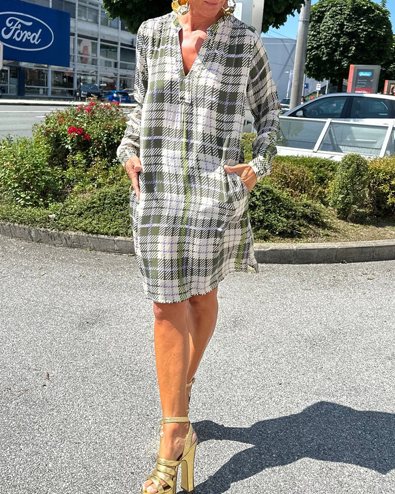 Casual jurk met V-hals en geruit patroon in de kleur Groen voor dames in stijl ideaal voor de herfst.