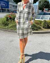 Casual jurk met V-hals en geruit patroon in de kleur Groen voor dames in stijl ideaal voor de herfst.