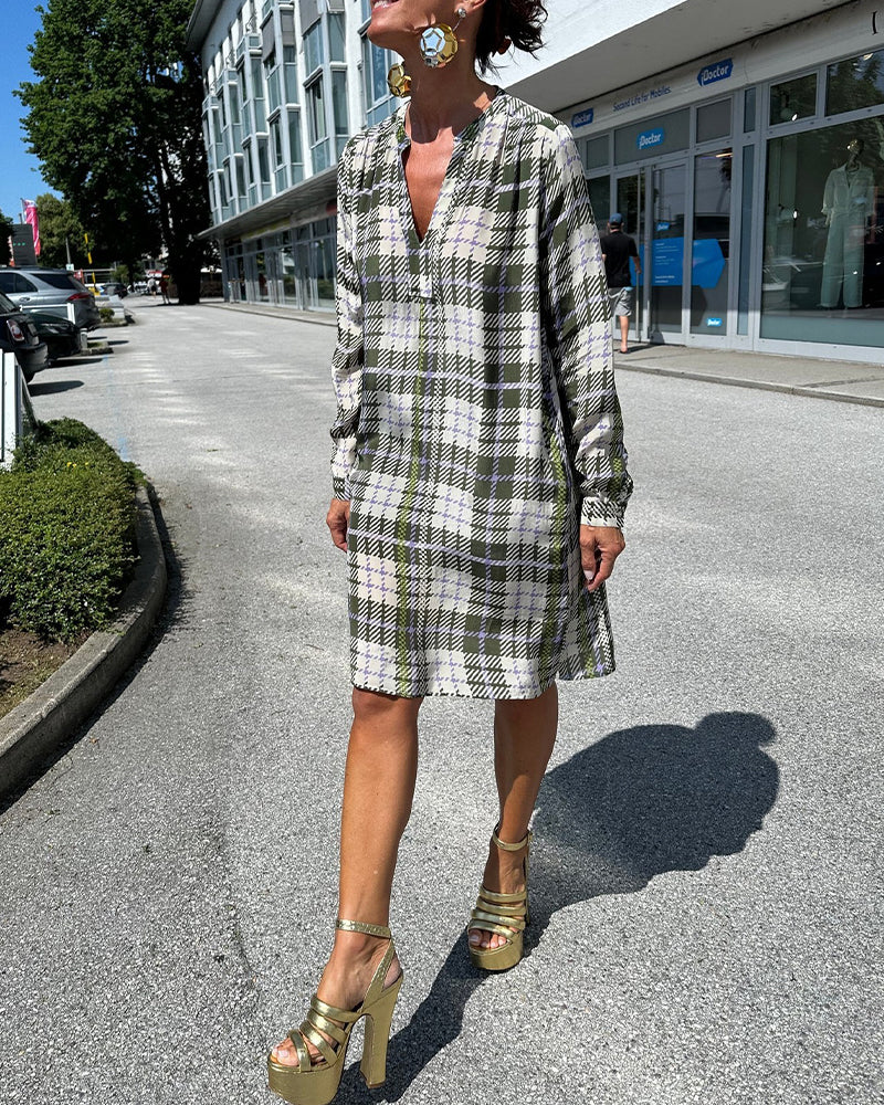 Casual jurk met V-hals en geruit patroon in de kleur Groen voor dames in stijl ideaal voor de herfst.