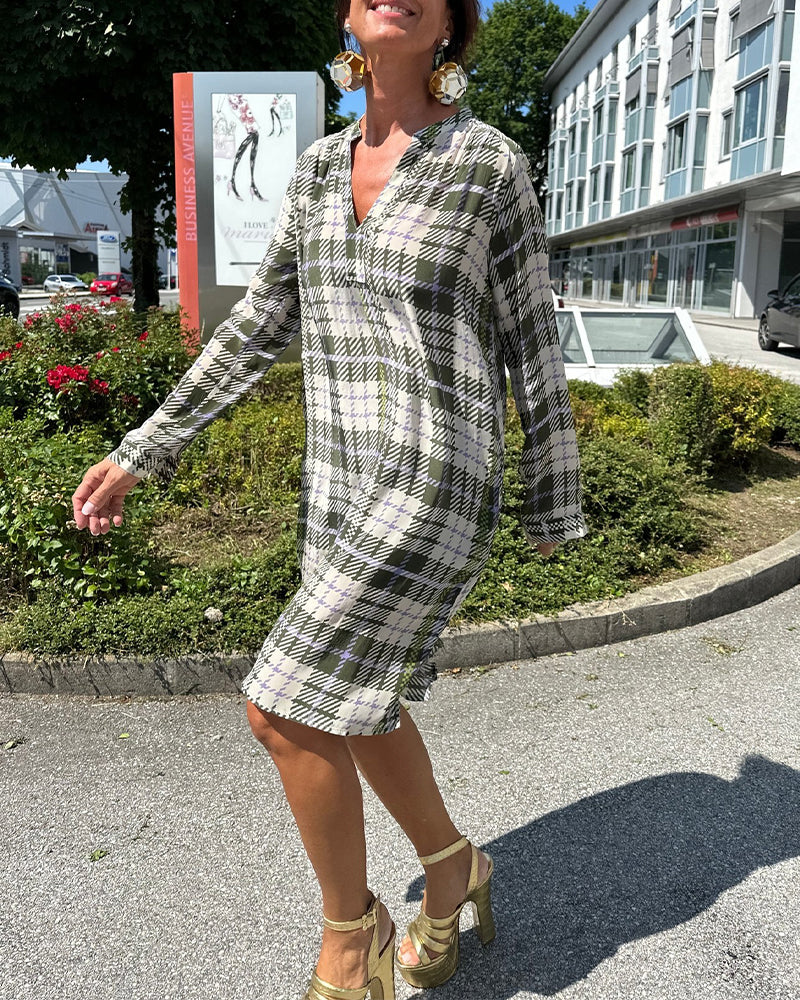 Casual jurk met V-hals en geruit patroon in de kleur Groen voor dames in stijl ideaal voor de herfst.