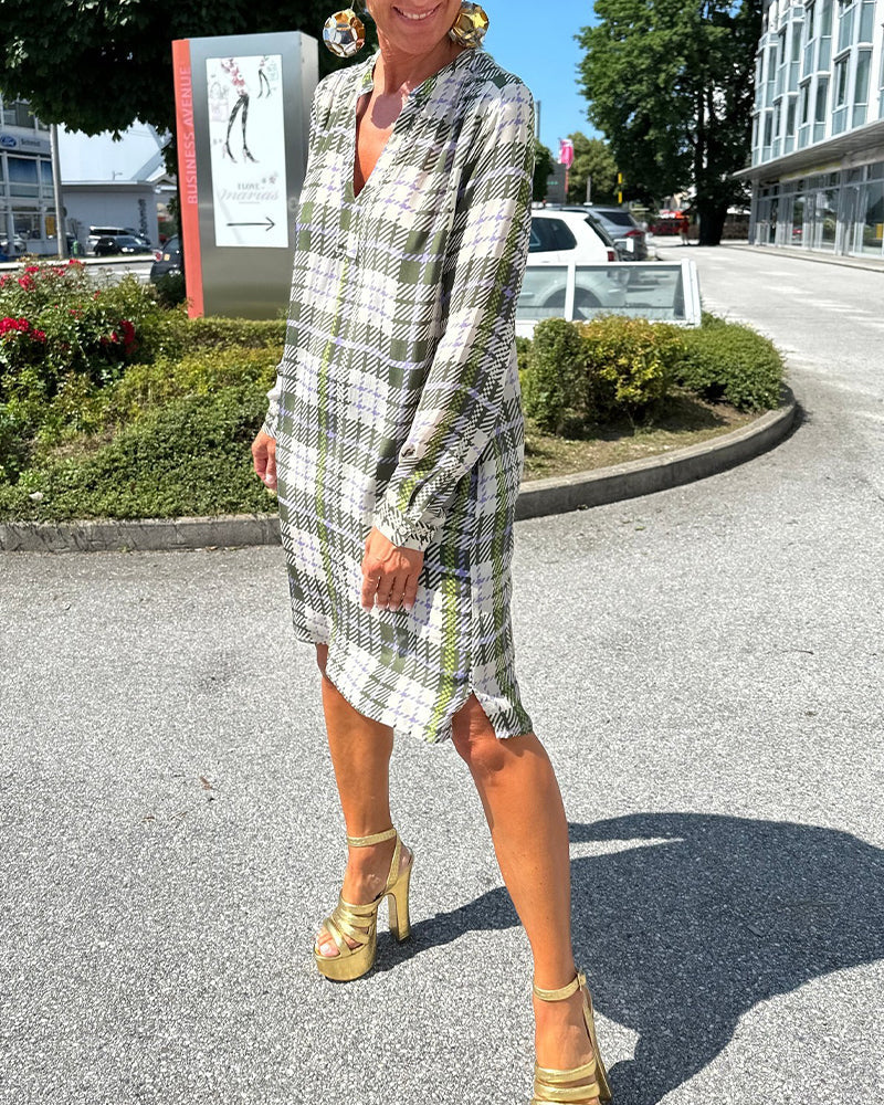 Casual jurk met V-hals en geruit patroon in de kleur Groen voor dames in stijl ideaal voor de herfst.