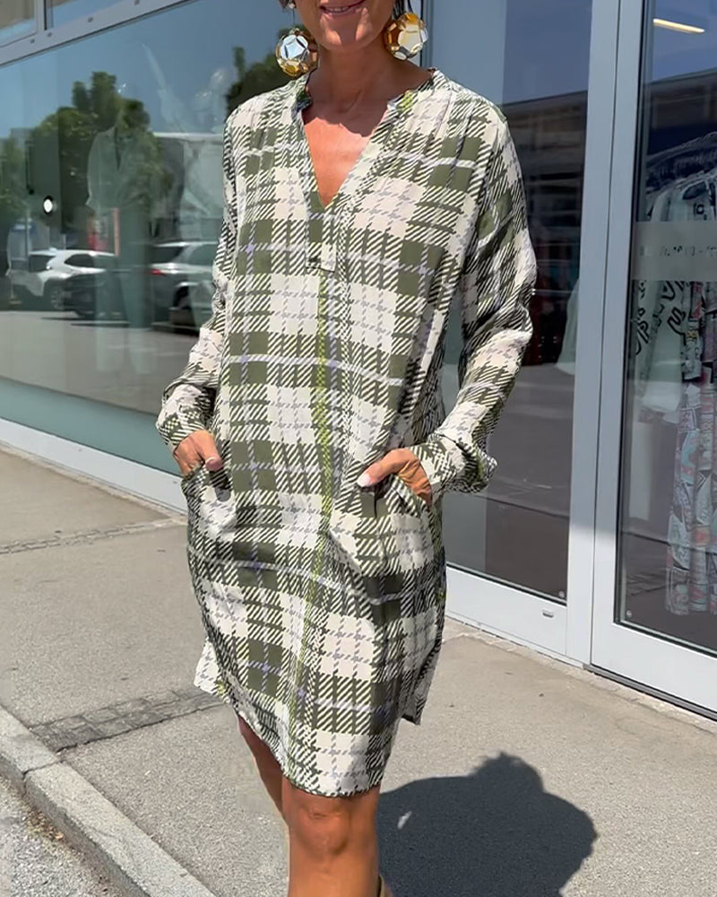 Casual jurk met V-hals en geruit patroon in de kleur Groen voor dames in stijl ideaal voor de herfst.