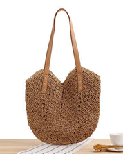 Dames Strandtas van riet in de kleur Bruin voor dames in Beach stijl ideaal voor de zomer.