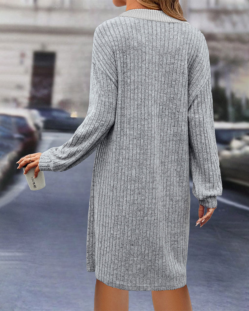 Eenvoudig jurkje met een ronde halslijn in de kleur Grijs voor dames in stijl ideaal voor de herfst.