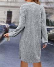 Eenvoudig jurkje met een ronde halslijn in de kleur Grijs voor dames in stijl ideaal voor de herfst.