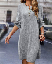 Eenvoudig jurkje met een ronde halslijn in de kleur Grijs voor dames in stijl ideaal voor de herfst.