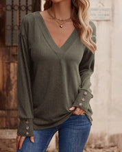 Effen kleur top met v-hals, knopen en lange mouwen in de kleur Zwart voor dames in stijl ideaal voor de herfst.