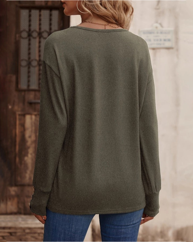 Effen kleur top met v-hals, knopen en lange mouwen in de kleur Zwart voor dames in stijl ideaal voor de herfst.