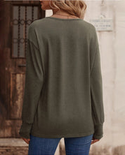 Effen kleur top met v-hals, knopen en lange mouwen in de kleur Zwart voor dames in stijl ideaal voor de herfst.