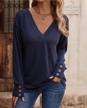 Effen kleur top met v-hals, knopen en lange mouwen in de kleur Zwart voor dames in stijl ideaal voor de herfst.