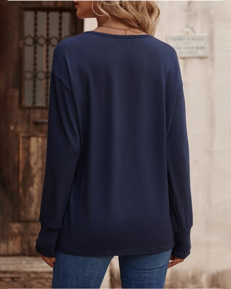 Effen kleur top met v-hals, knopen en lange mouwen in de kleur Zwart voor dames in stijl ideaal voor de herfst.