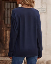 Effen kleur top met v-hals, knopen en lange mouwen in de kleur Zwart voor dames in stijl ideaal voor de herfst.