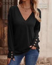 Effen kleur top met v-hals, knopen en lange mouwen in de kleur Zwart voor dames in stijl ideaal voor de herfst.