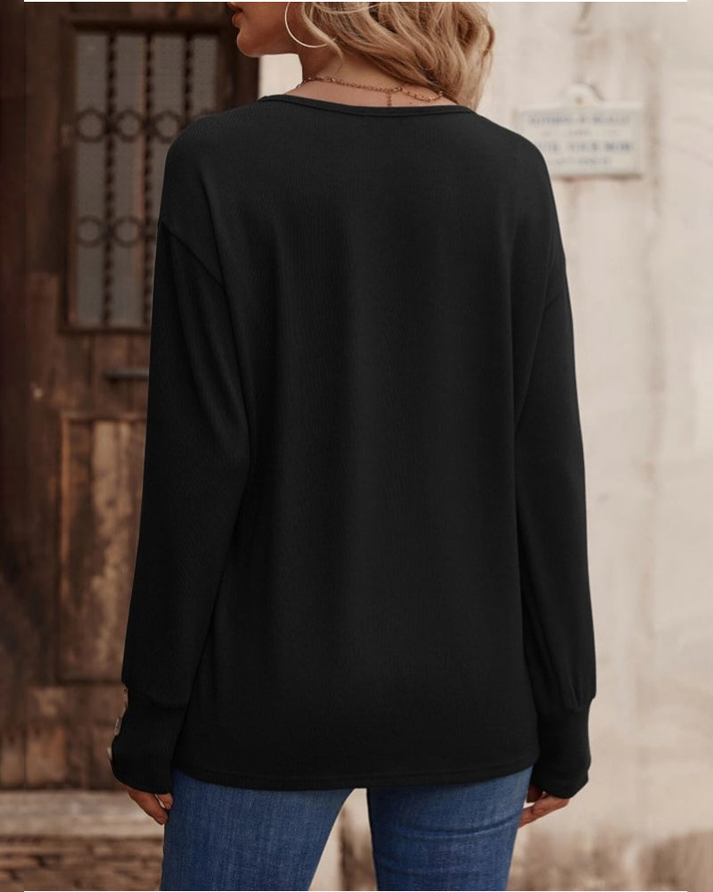 Effen kleur top met v-hals, knopen en lange mouwen in de kleur Zwart voor dames in stijl ideaal voor de herfst.