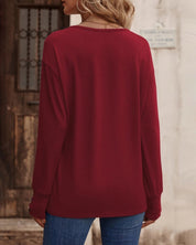 Effen kleur top met v-hals, knopen en lange mouwen in de kleur Zwart voor dames in stijl ideaal voor de herfst.