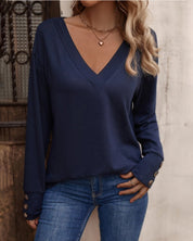 Effen kleur top met v-hals, knopen en lange mouwen in de kleur Donkerblauw voor dames in stijl ideaal voor de herfst.