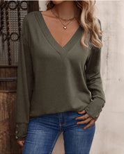Effen kleur top met v-hals, knopen en lange mouwen in de kleur Groen voor dames in stijl ideaal voor de herfst.