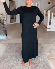 Effen lange jurk met ronde hals in de kleur Zwart voor dames in stijl ideaal voor de herfst.