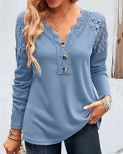 Elegante blouse met een spitsvormige kanten halslijn in de kleur Blauw voor dames in stijl ideaal voor de herfst.