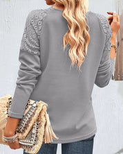 Elegante blouse met een spitsvormige kanten halslijn in de kleur Blauw voor dames in stijl ideaal voor de herfst.