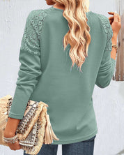 Elegante blouse met een spitsvormige kanten halslijn in de kleur Blauw voor dames in stijl ideaal voor de herfst.