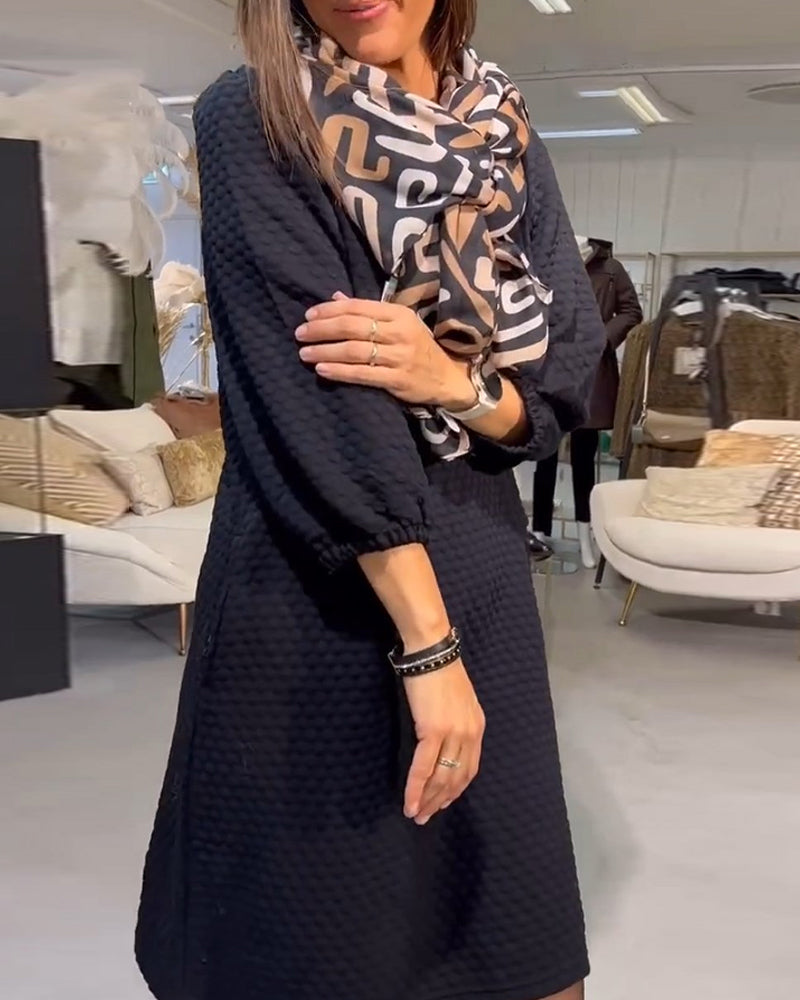 Elegante effen jurk in de kleur Zwart voor dames in stijl ideaal voor de herfst.