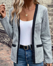 Elegante gebreide jas in een contrasterende kleur in de kleur Grijs voor in stijl ideaal voor de herfst.