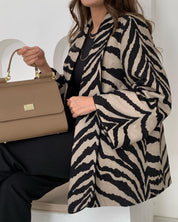 Elegante jas met zebraprint in de kleur Khaki voor dames in stijl ideaal voor de herfst.