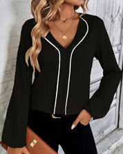 Elegante top met lange mouwen in de kleur Zwart voor dames in stijl ideaal voor de herfst.