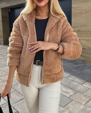 Fluffy fleece vest in de kleur Beige voor dames in Lounge stijl ideaal voor de herfst.