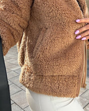 Fluffy fleece vest in de kleur Beige voor dames in Lounge stijl ideaal voor de herfst.