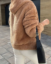 Fluffy fleece vest in de kleur Beige voor dames in Lounge stijl ideaal voor de herfst.