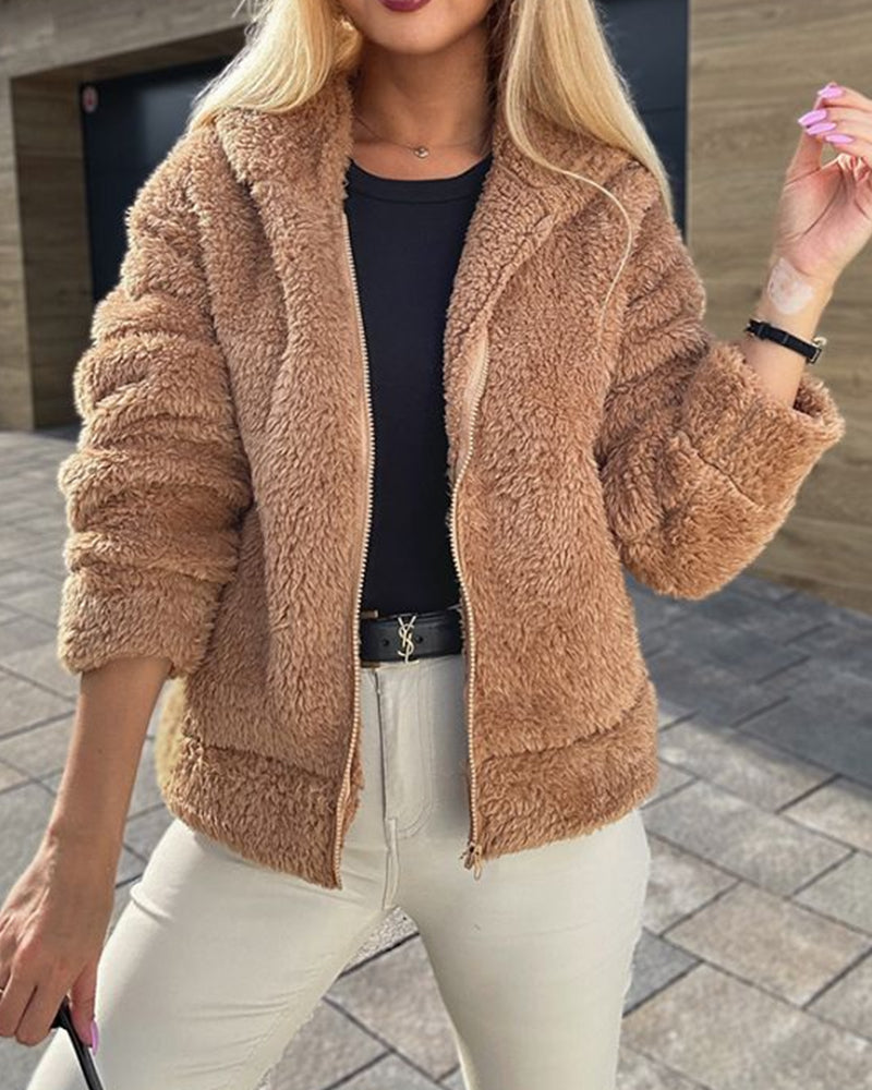 Fluffy fleece vest in de kleur Beige voor dames in Lounge stijl ideaal voor de herfst.