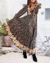 Gebloemd herfstjurkje met V-hals in de kleur Zwart voor dames in stijl ideaal voor de herfst.